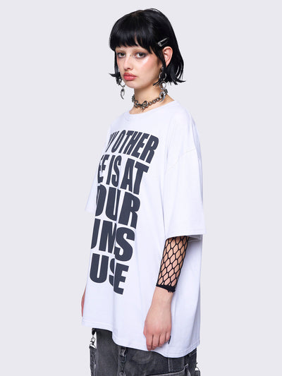 Oversized gaphic t-shirt in white with "My other tee is at your mum's house" slogan front print in black