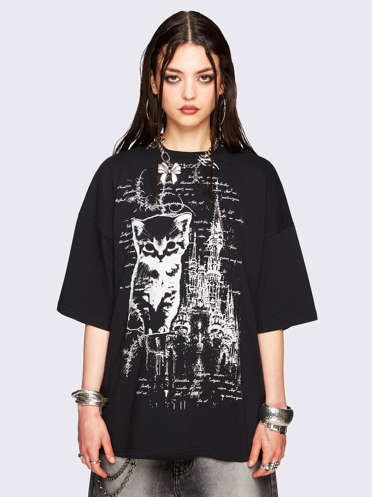 Oversized black t-shirt with cat and cathedral. 