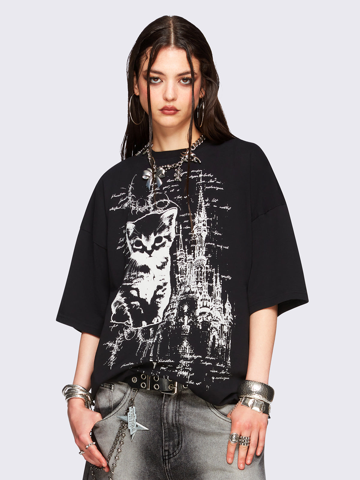 Oversized black t-shirt with cat and cathedral. 