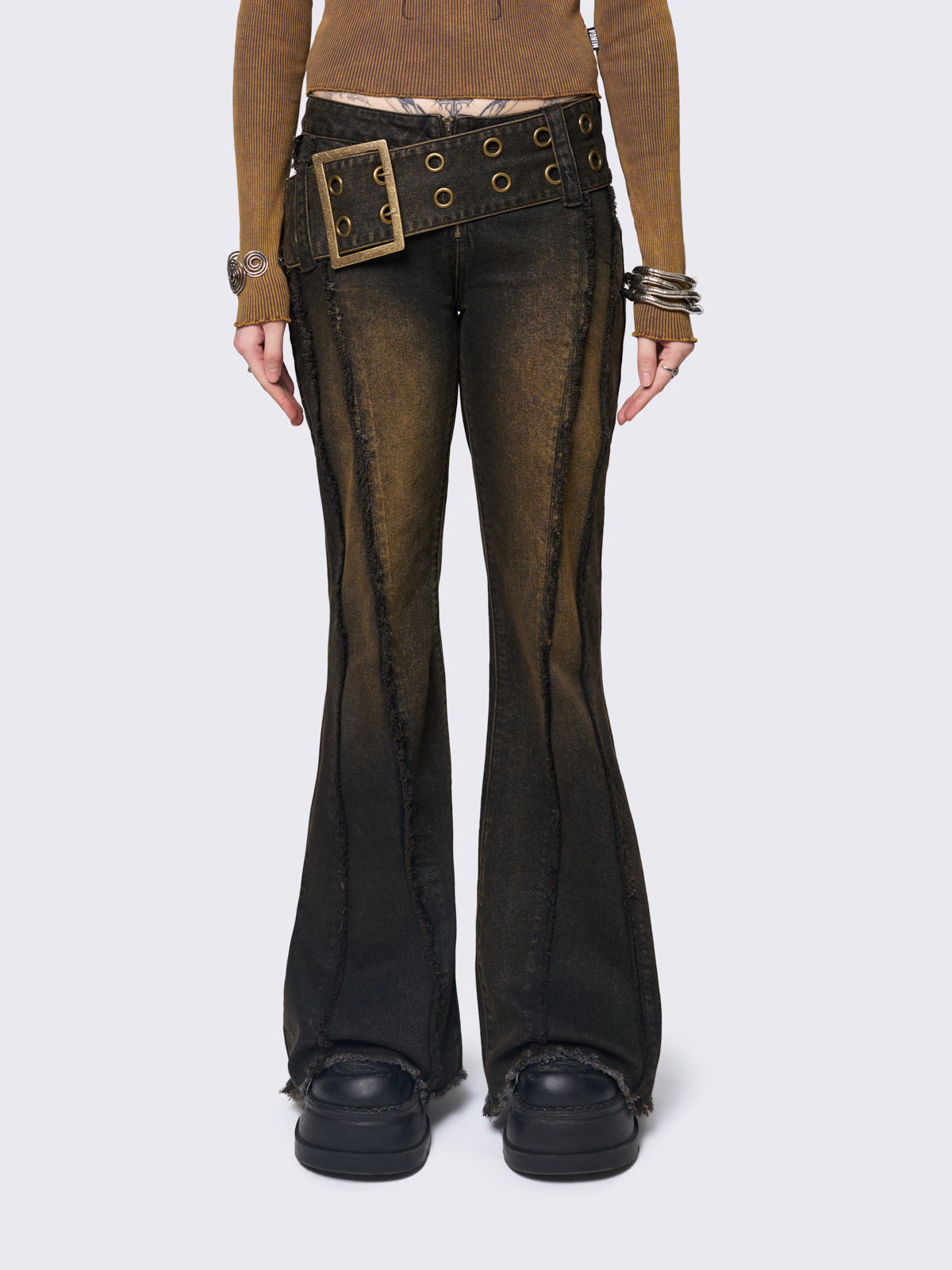 Flared jeans in Honey overdye with chunky buckle belt