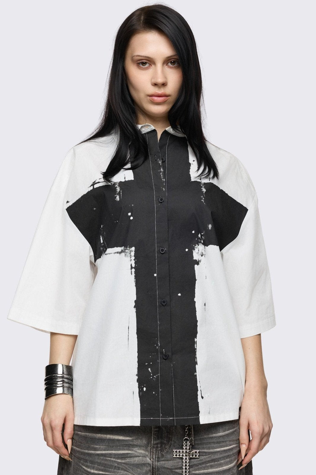 White short sleeve top with chunky black cross.