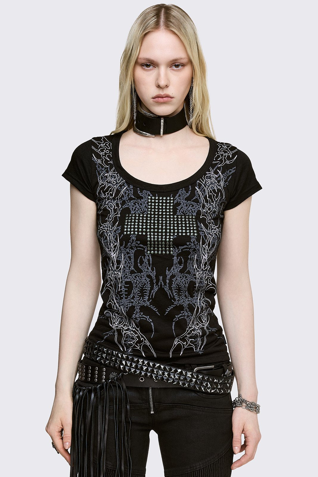 Black baby tee in stretch fabric with sigilism print, studded cross and scoop neck in a grunge Y2K style.