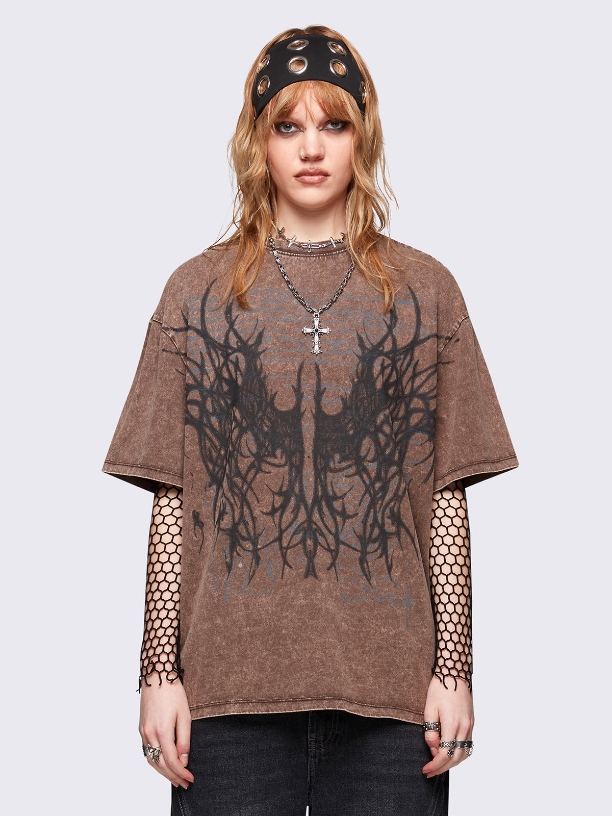 Brown washed t-shirt whit wings graphic front print. Relaxed fit and crew neck. 