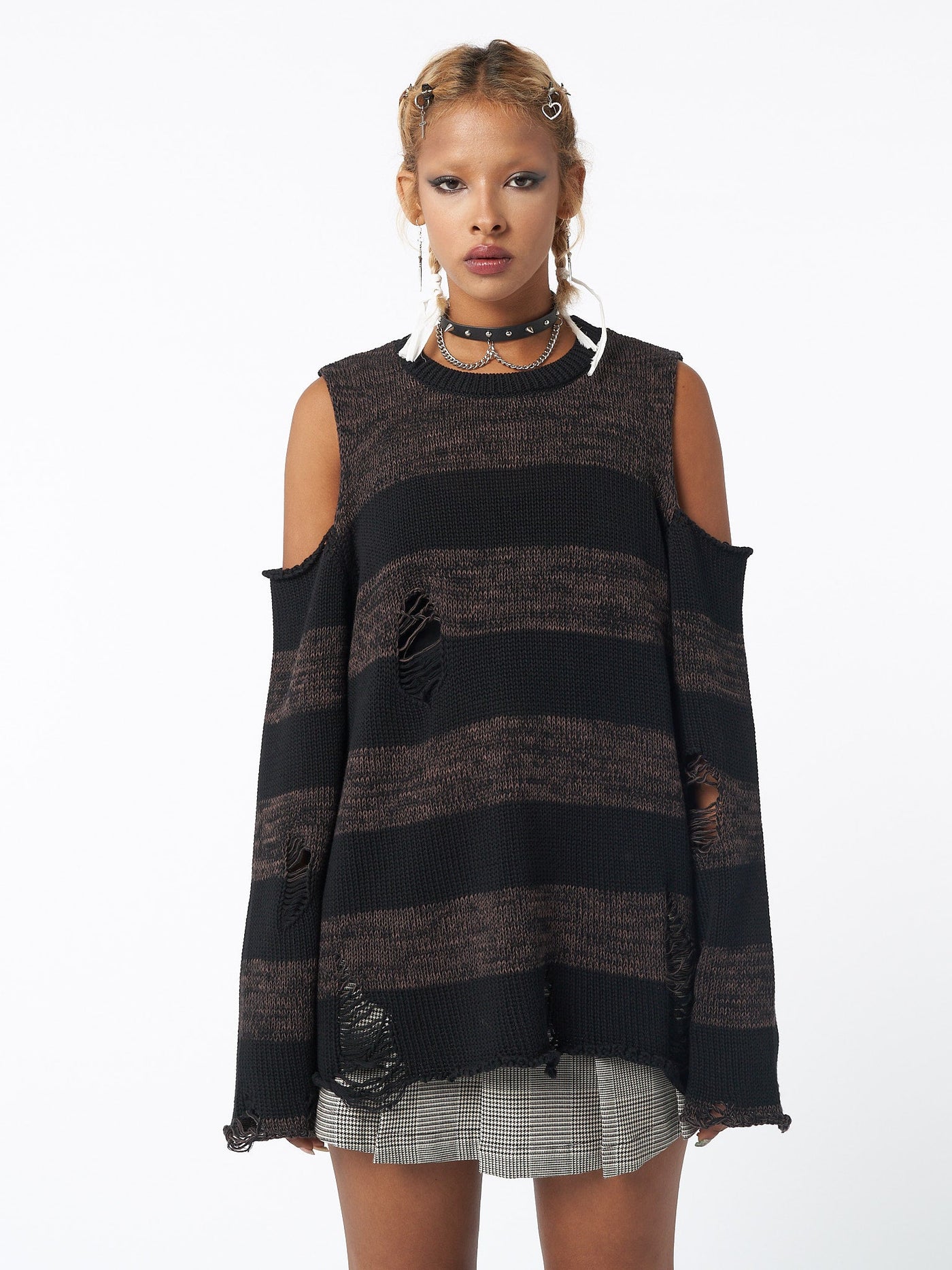 Cut-out shoulders knitted jumper with distressed details and stripes in brown and black